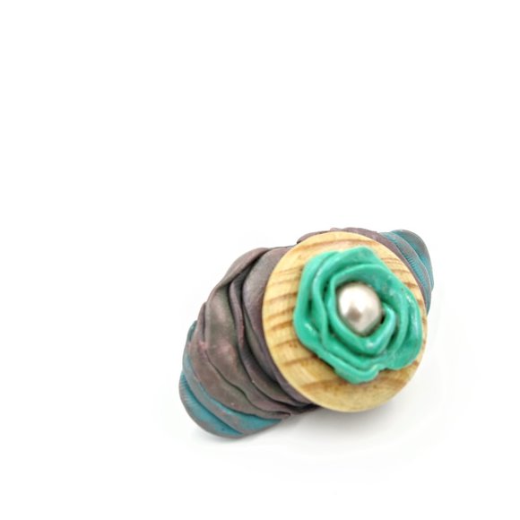 Pearl Flower Hand-Sculpted Hair Clip with Wooden Accent - Picture 7 of 9